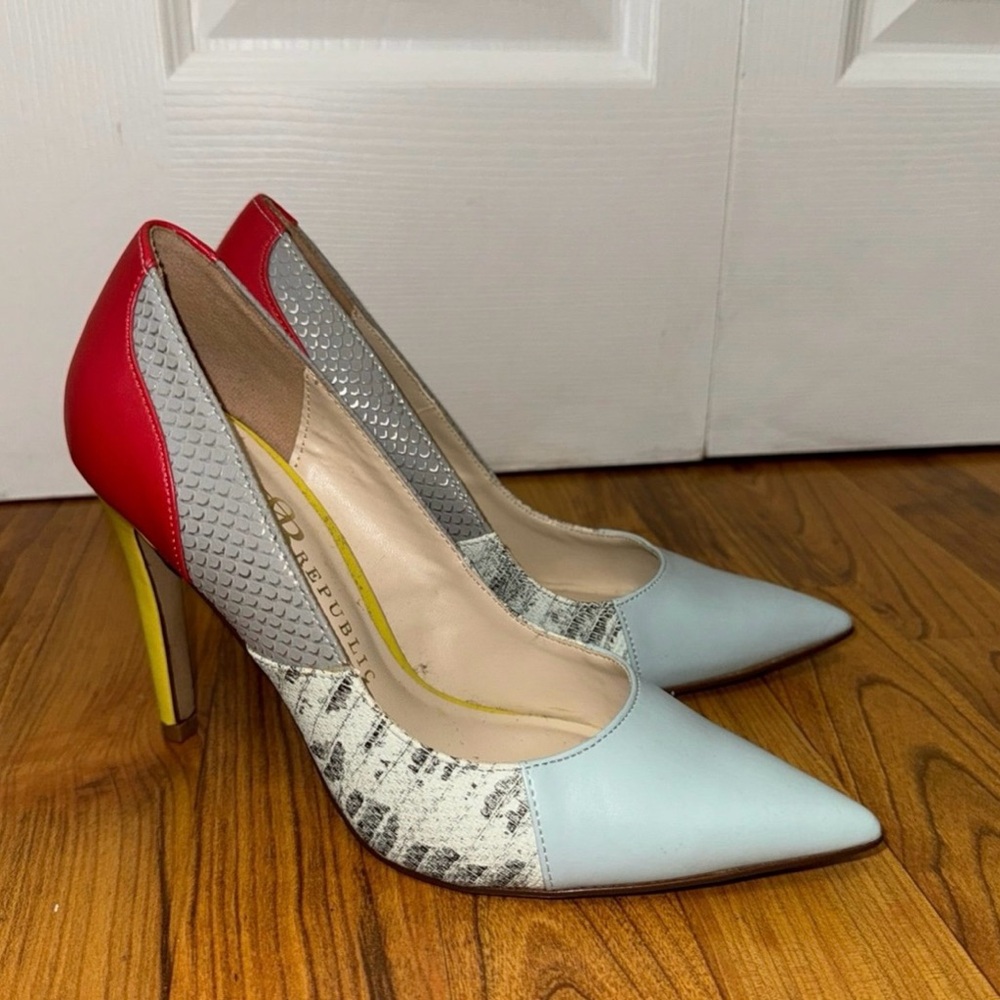 Pointed toe pumps